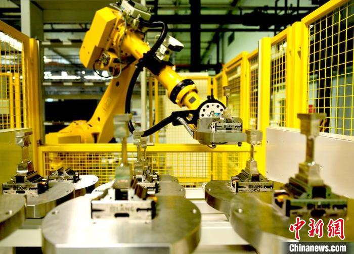 产线机器人放置完工叶片。　刘岗 摄