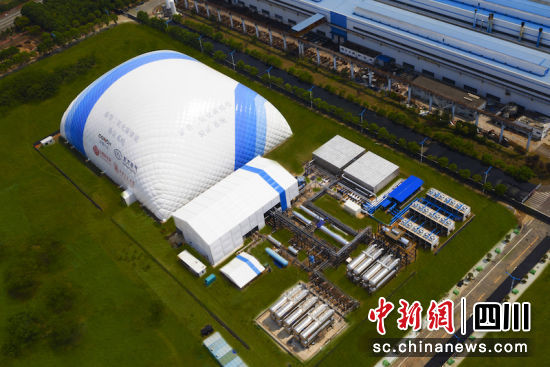 项目像一座蓝白相间的“小山”。LETOU汽轮机 供图